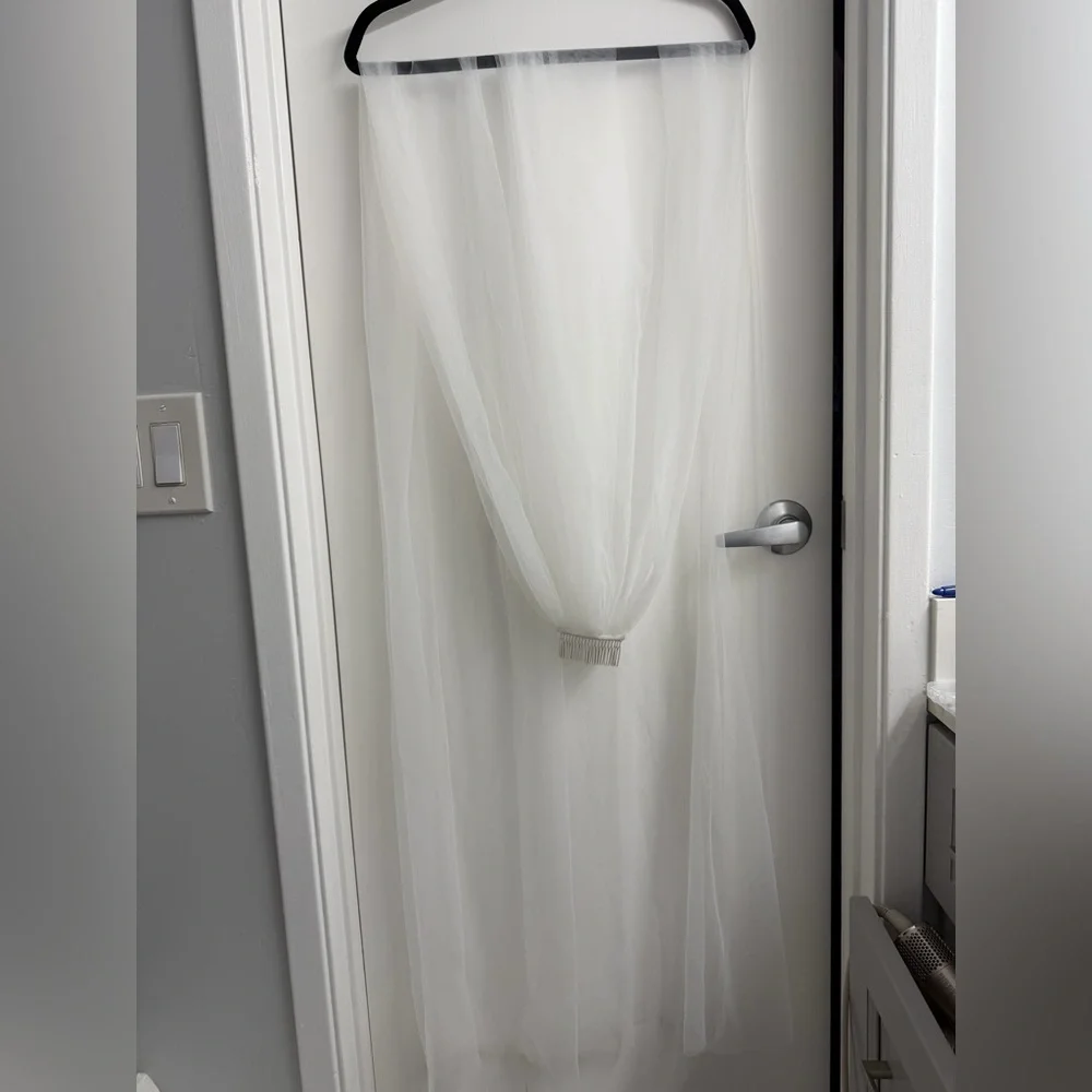 72 inch Simple Ivory Raw Edge Tulle Floor Length Wedding Veil - Picture 3 of 5